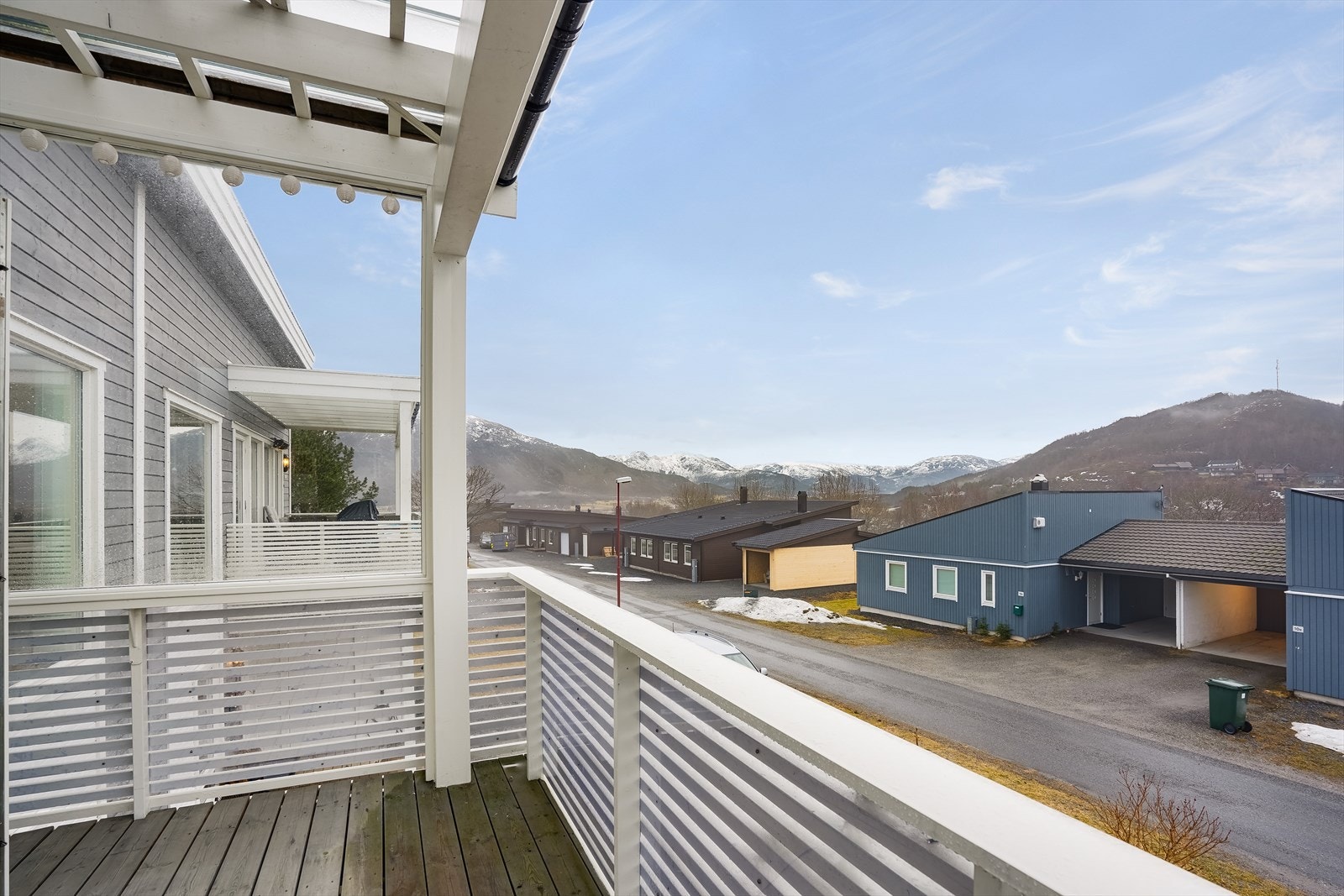 Utsikt mot Øyfjellet, Ryptinden og Trælnesfjellet. Galleribilde