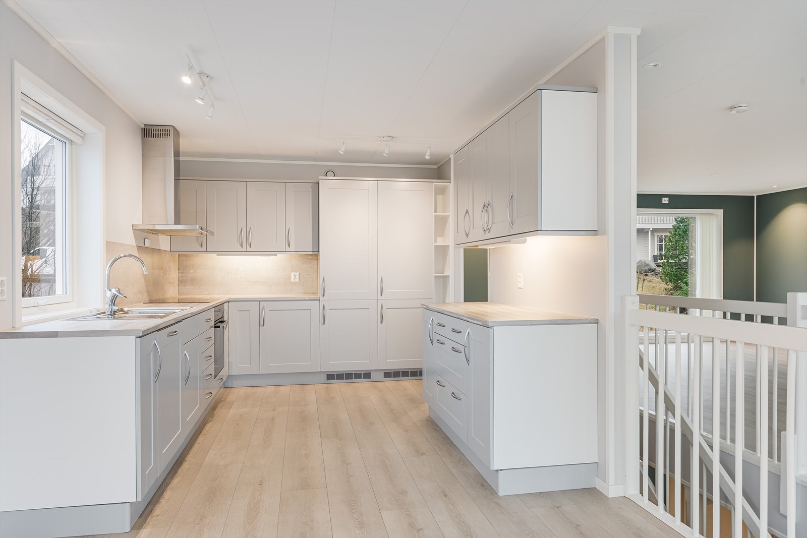 Godt med innredning og integrerte hvitevarer. Galleribilde