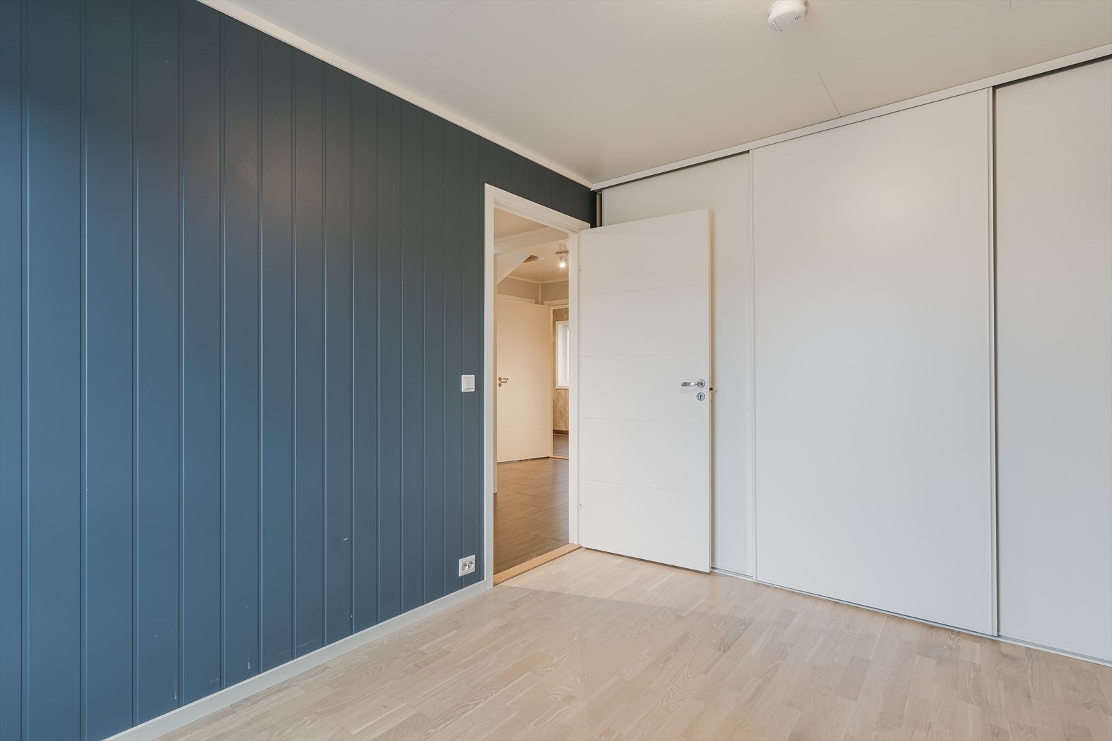 Skyvedørsgarderobe montert på hovedsoverommet. Galleribilde