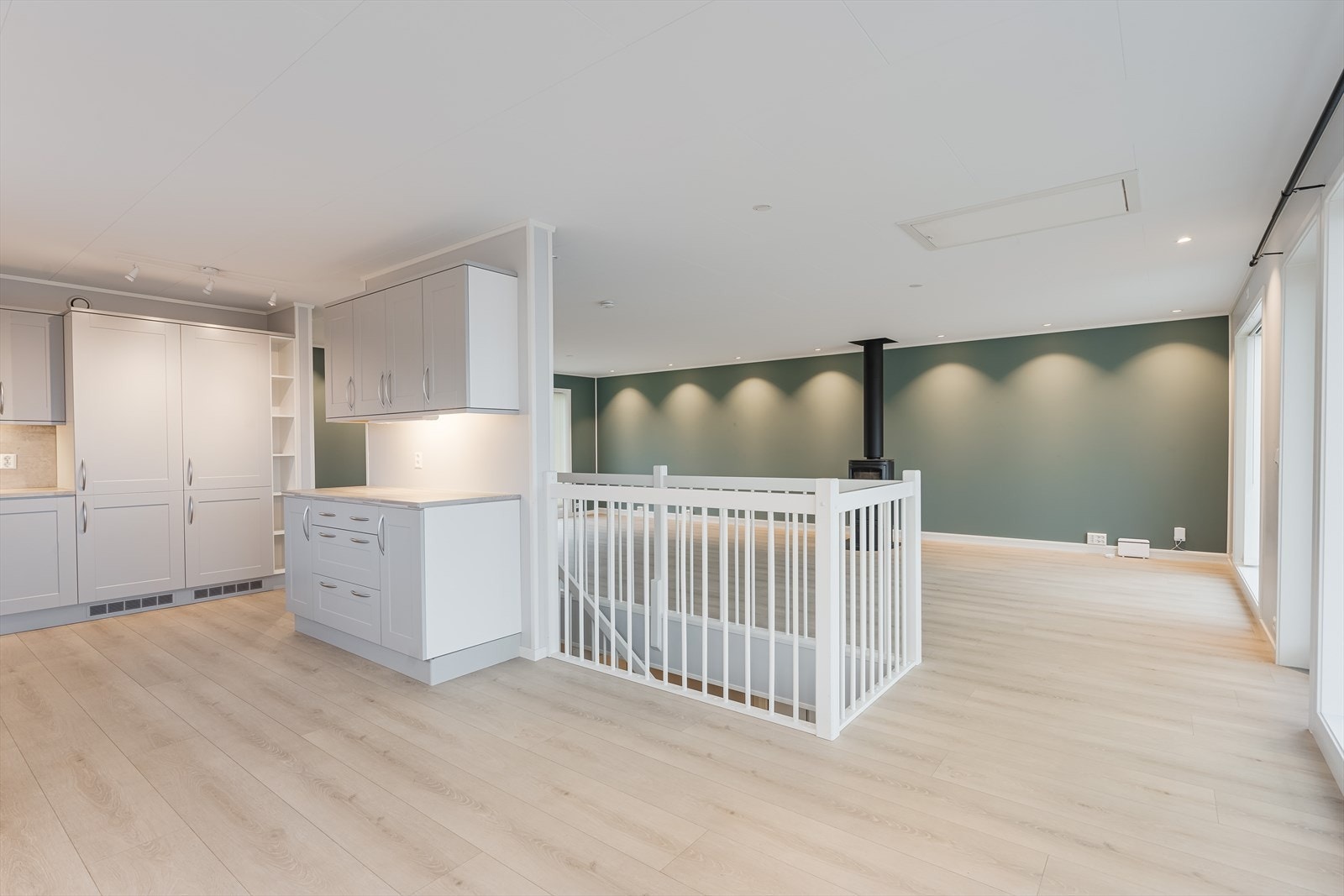 Videre rundt trapperommet har man et innholdsrikt kjøkken. Galleribilde