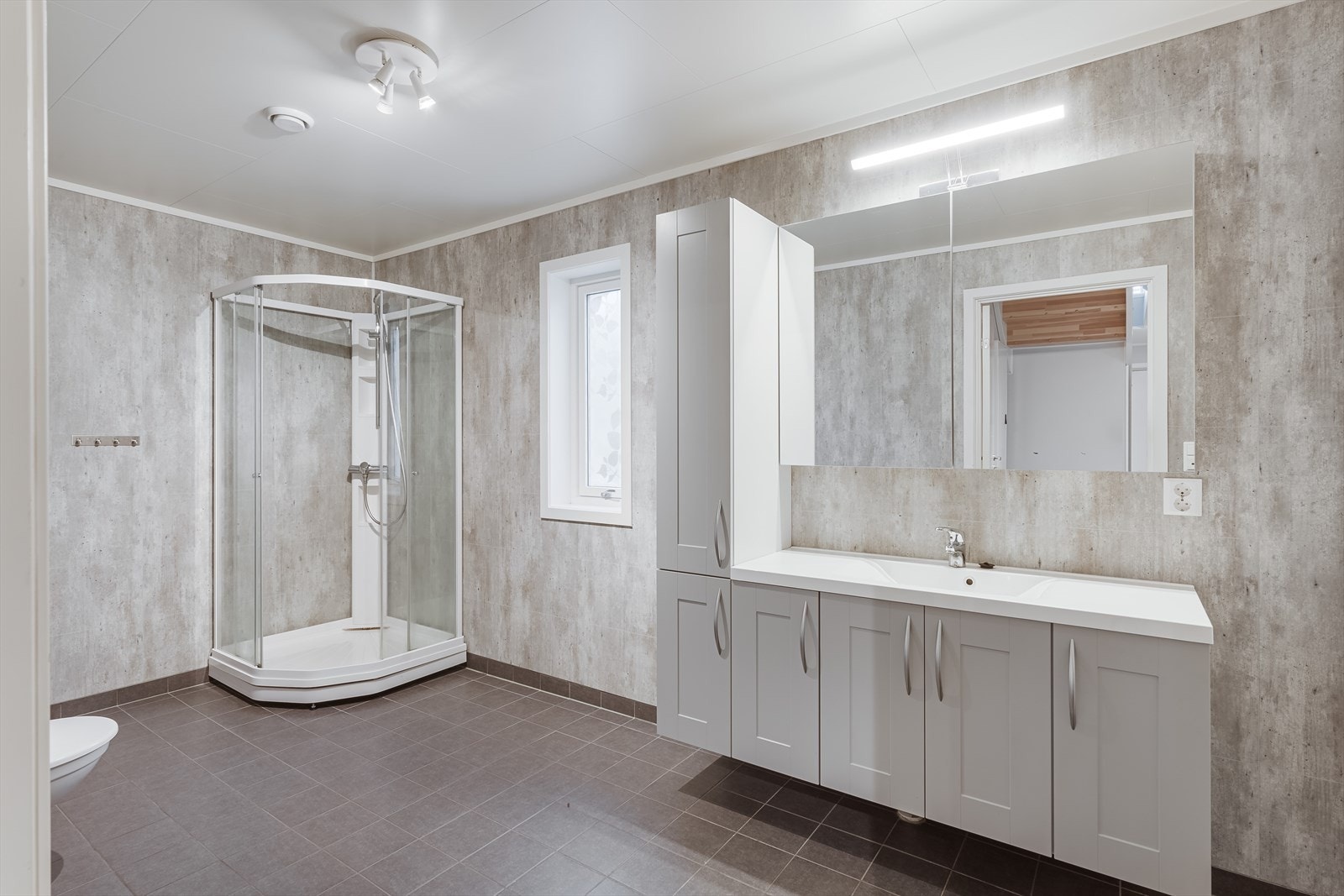 Stort bad med montert dusjkabinett. Galleribilde