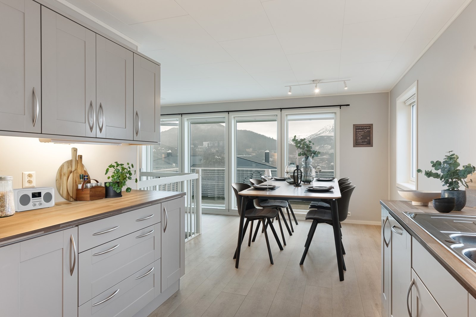 God plass til spisegruppe. (3D-møblert) Galleribilde