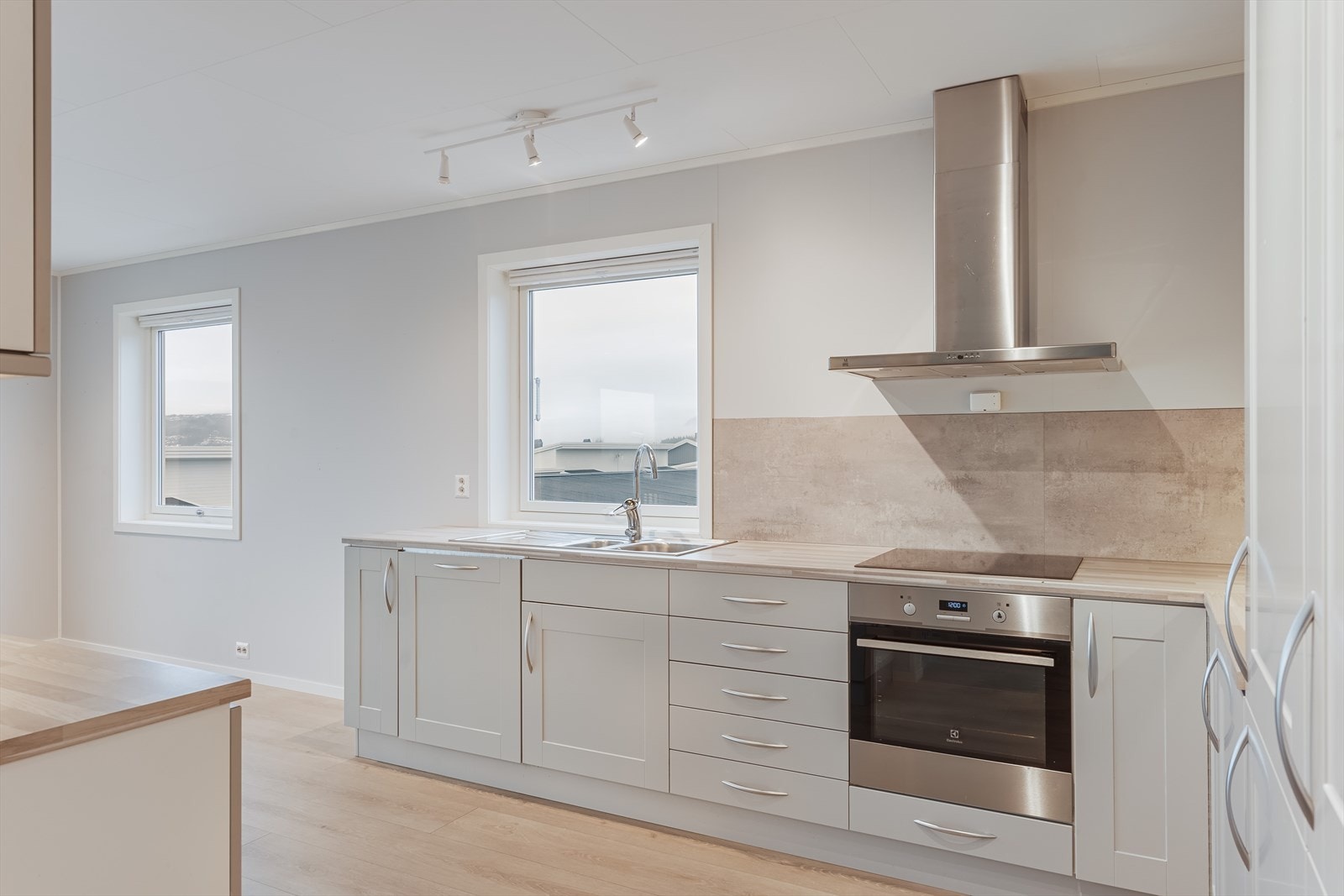 Spotskinne gir godt arbeidslys på kjøkkenet. Galleribilde