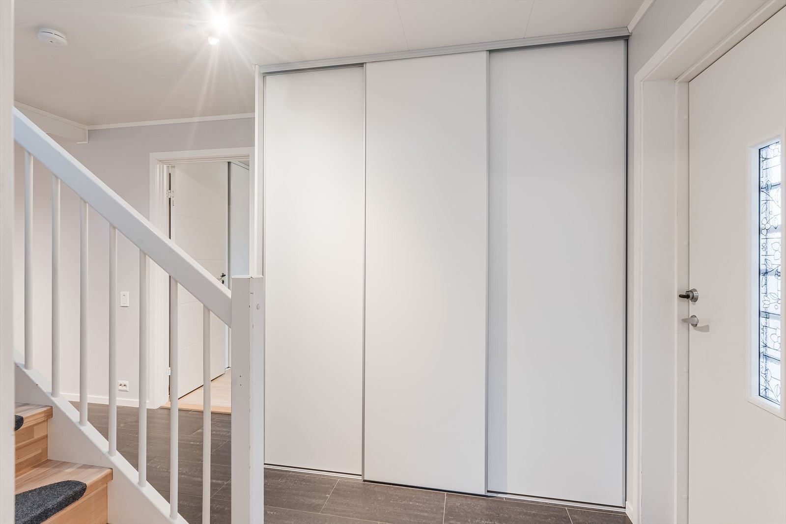 Skyvedørsgarderobe montert i entre. Galleribilde