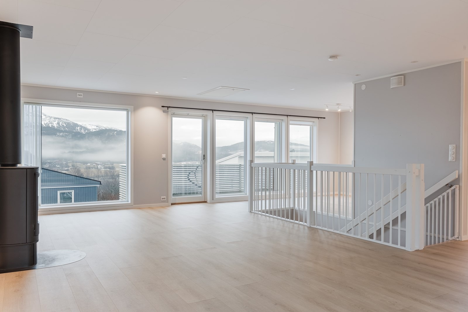 Store lysflater og gjennomlys gir en god romfølelse. Galleribilde