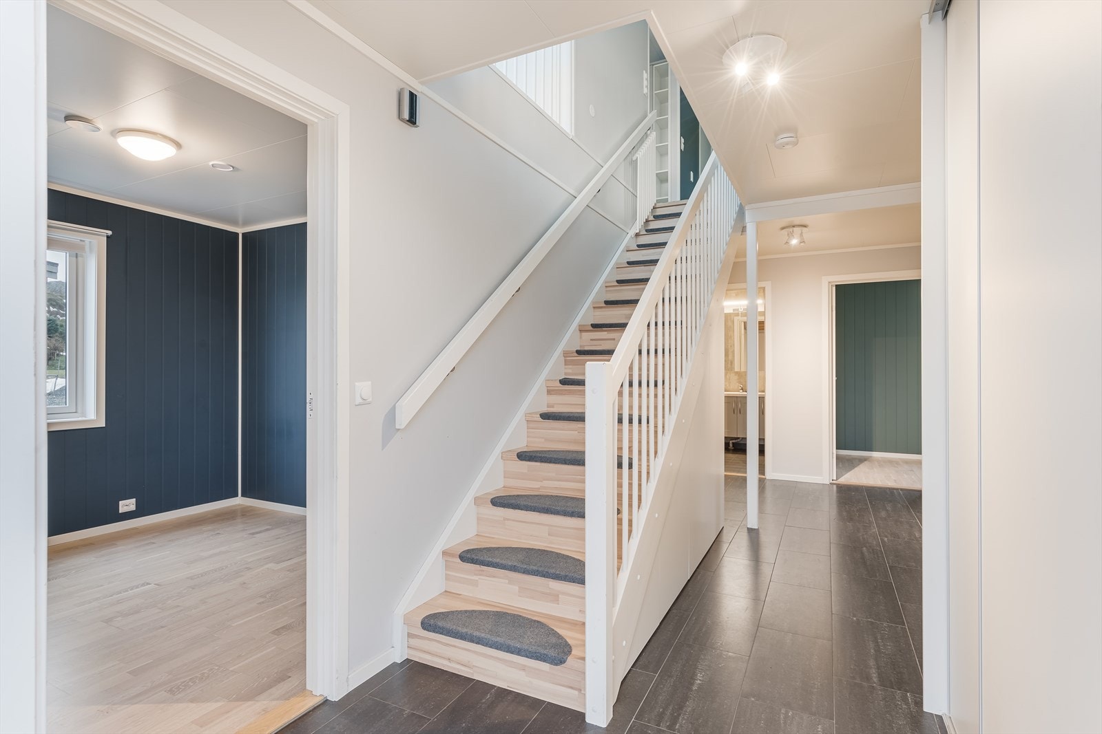 I entre/hall har man adkomst til boligens fire soverom, bad, vaskerom og trapp opp til 2. etasje. Galleribilde