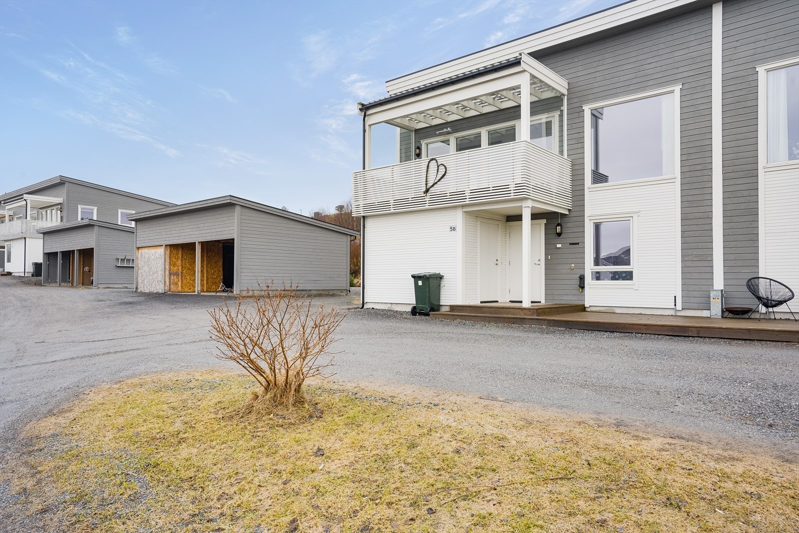 Vertikaldelt tomannsbolig med tilhørende carport. Galleribilde