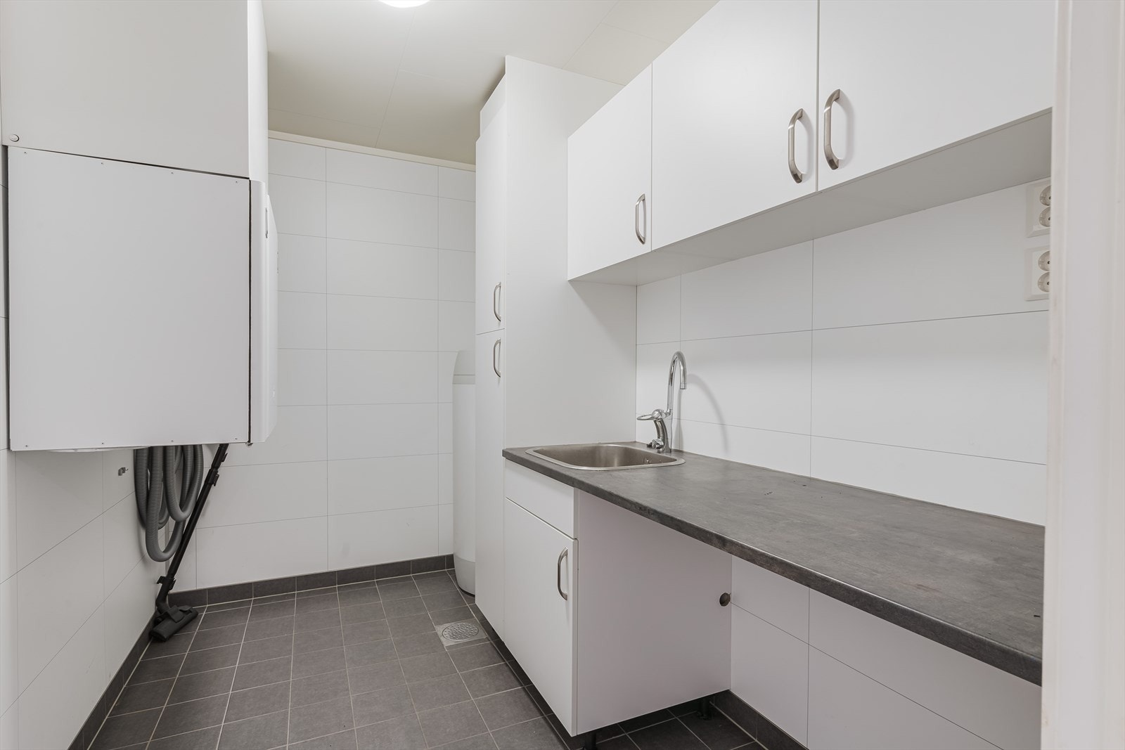 Vaskerom / teknisk rom med praktisk innredning. Galleribilde