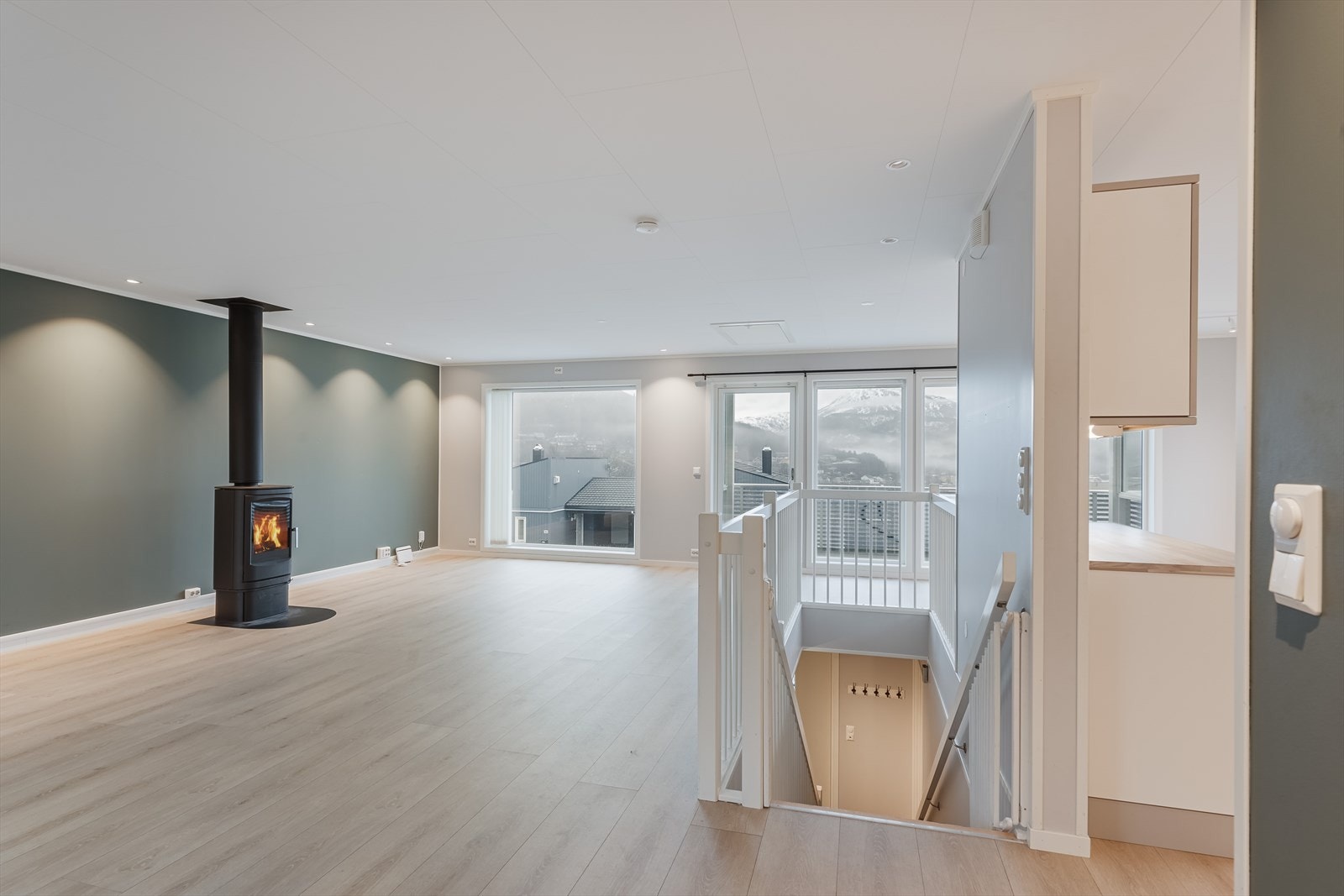 Opp trappen har man stue, kjøkken og et toalettrom. Galleribilde