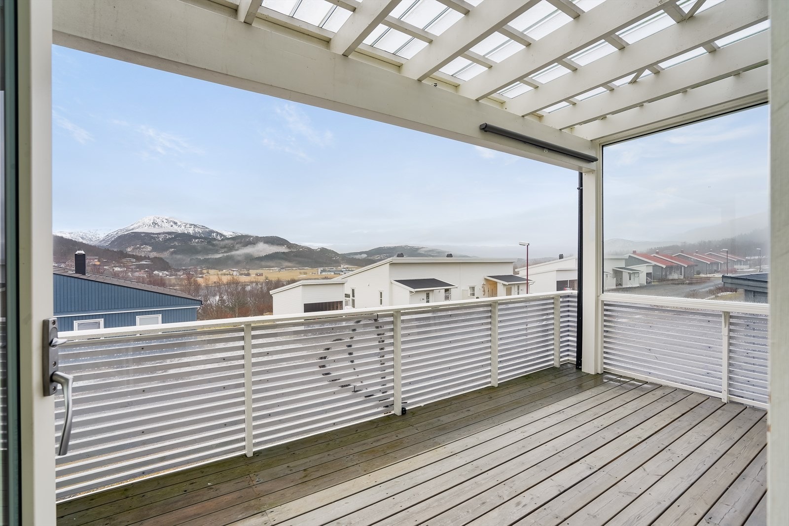 Lysplater i taket og glass mot nord og sør gir le for vær og vind! Galleribilde