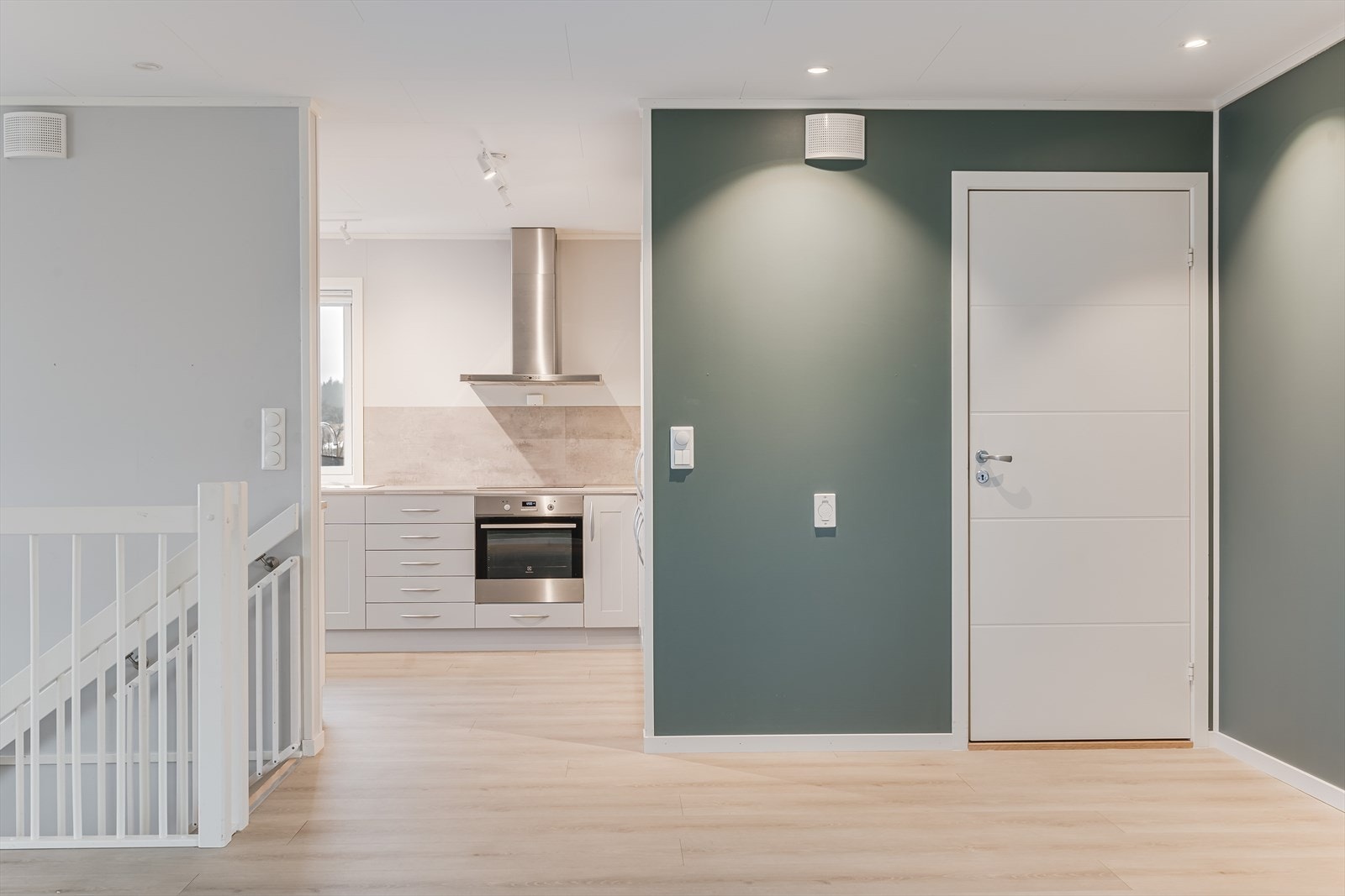 Til høyre her har man dør til toalettrom. Galleribilde