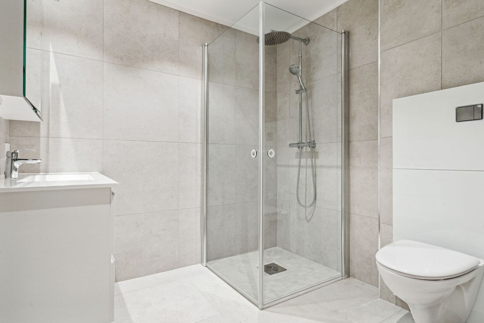 Bad ved soverom, moderne stil med downlights i himling og vannbåren varme i gulvet. Galleribilde