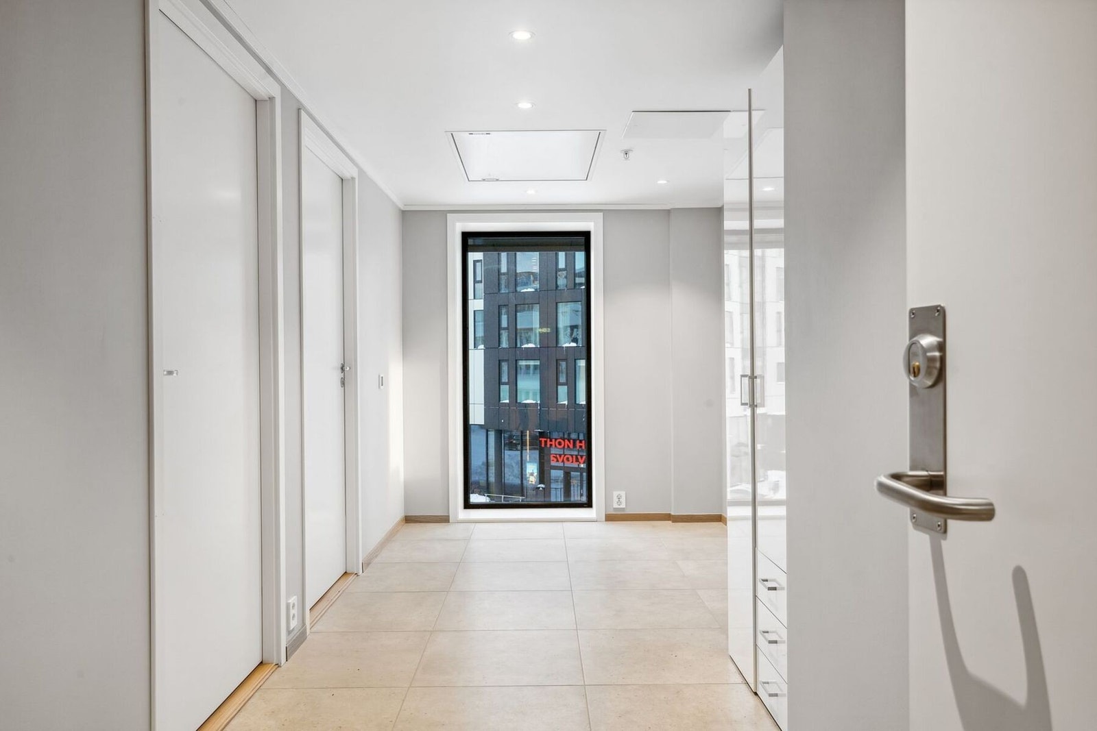 Velkommen inn i en romslig gang med vannbåren varme i gulv, ventilasjon og Downlights i himlingen. Galleribilde