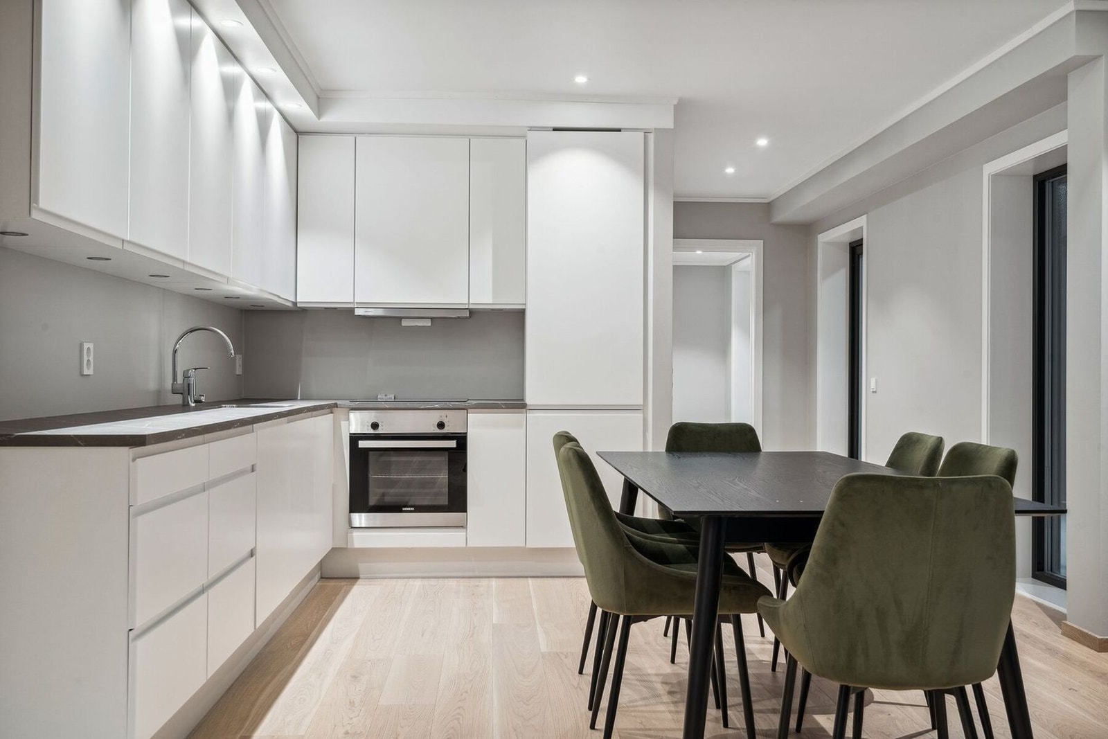 Kjøkkenet er levert fra JKE med glatte fronter, downlights i tak og under skap. Galleribilde