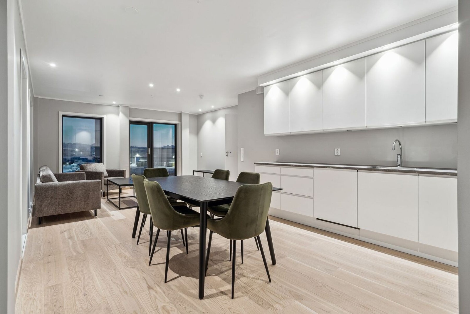 Åpen stue-/kjøkken-løsning som gir god romfølelse. Galleribilde