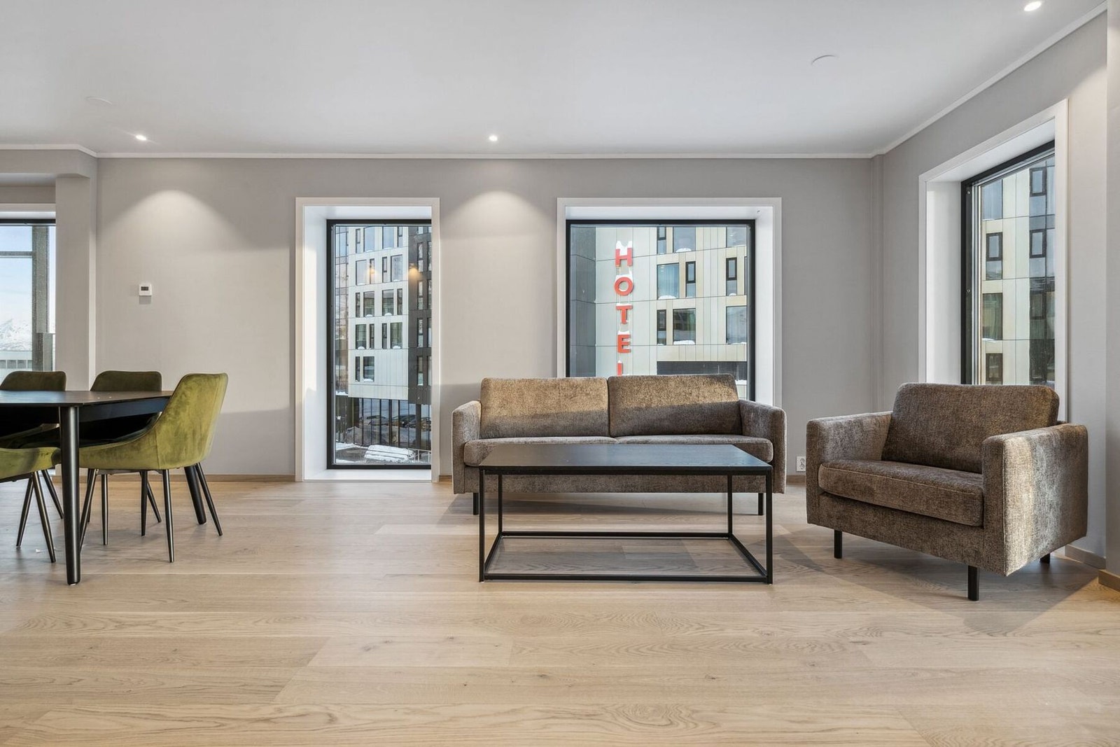 Oversiktlig stue med store vindusflater som gir masse lys til rommet. Galleribilde