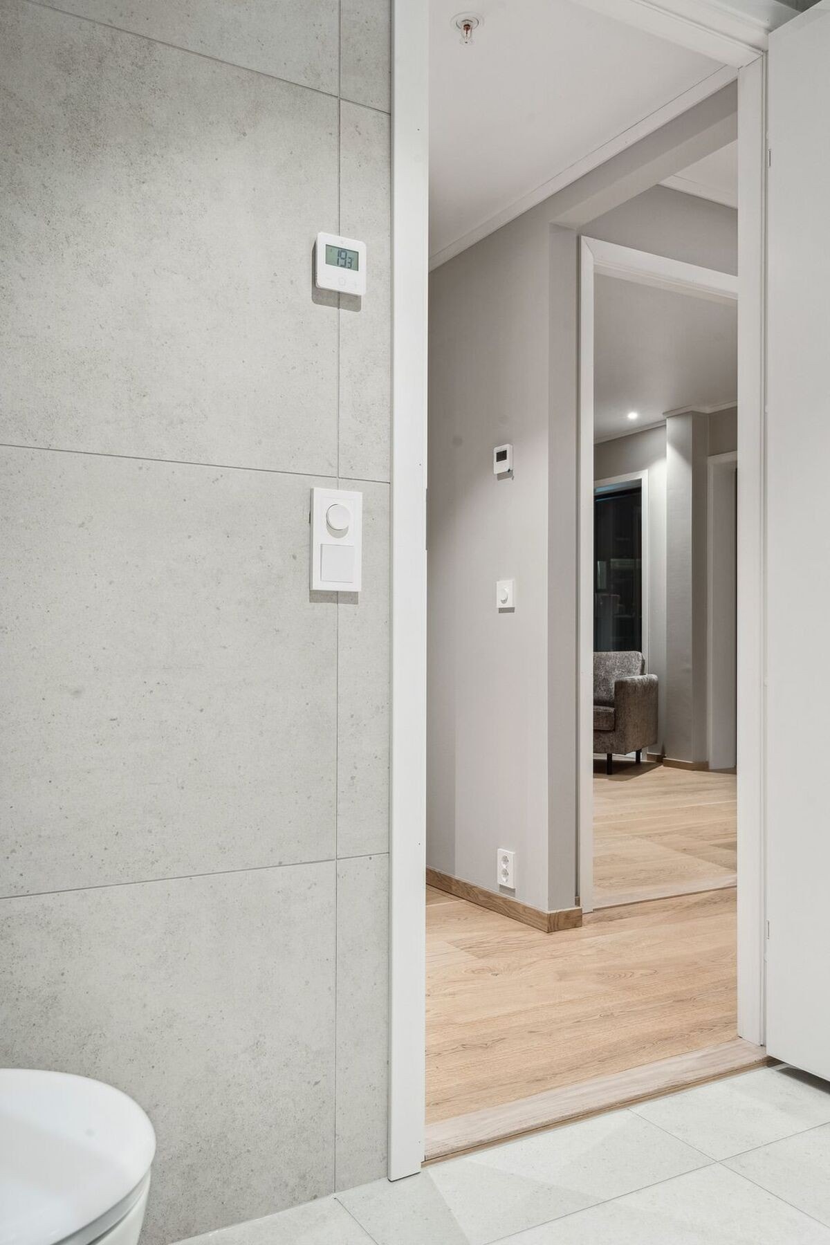 Fra badet ser du ut til garderoberom og stue. Galleribilde