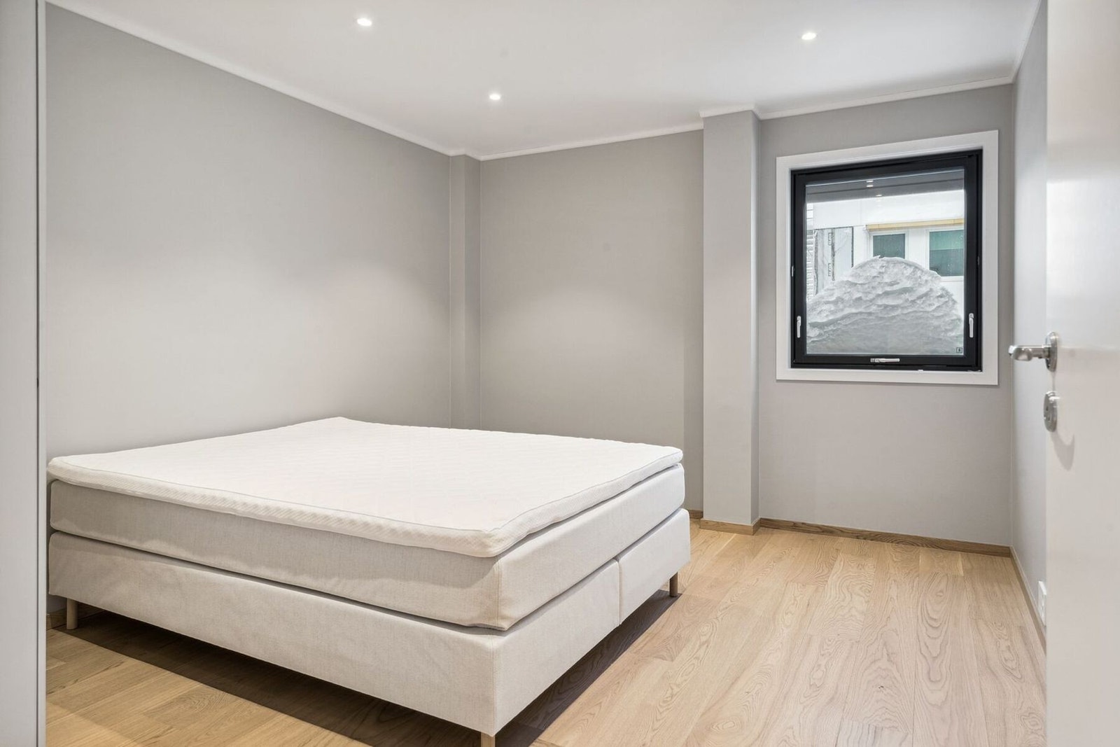 Soverom 1 med plass til dobbeltseng og garderobe. Downlights i taket og 1 stavs parkett på gulvet. Galleribilde