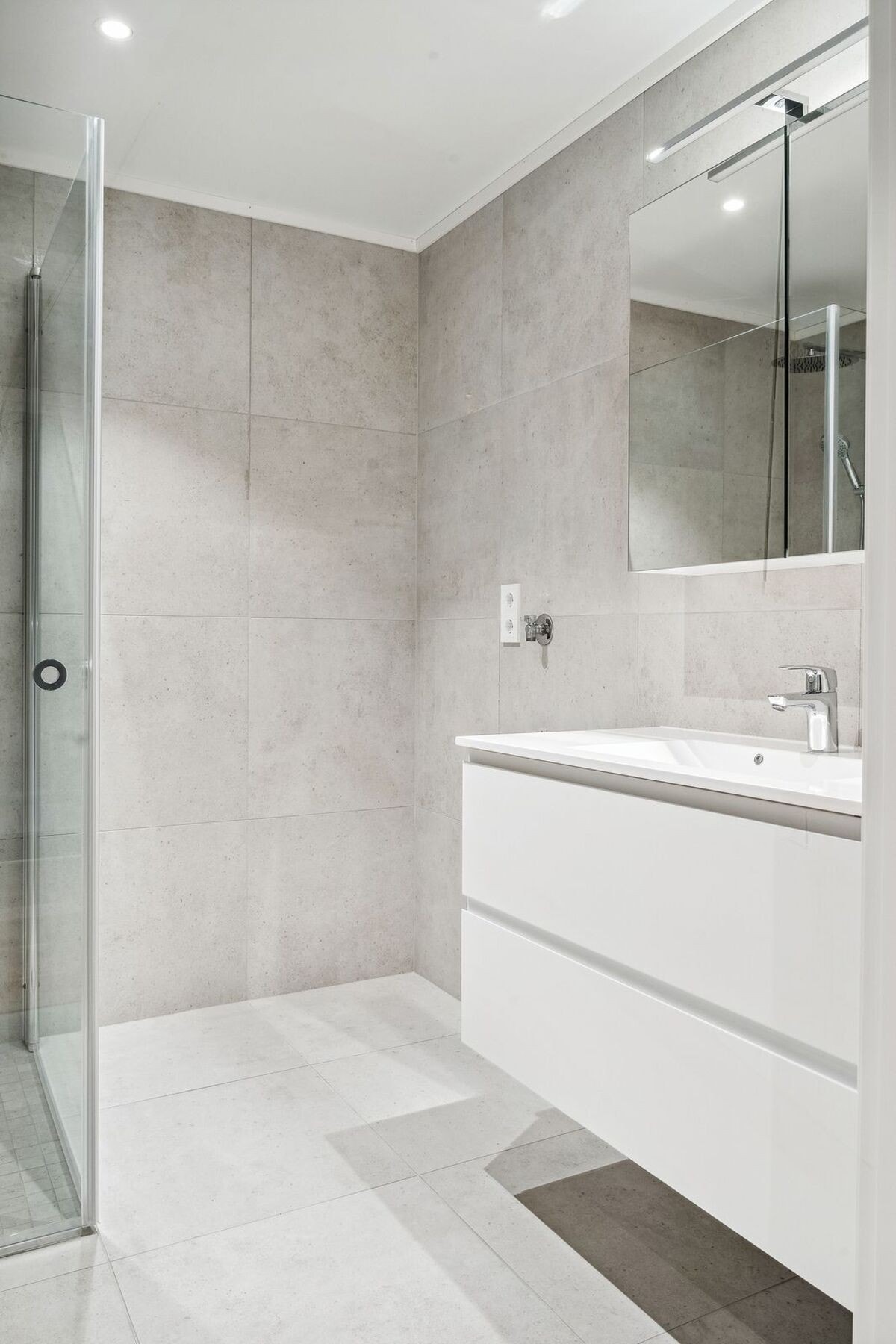 Bad nr.1 med Downlights, moderne innredning fra JKE og opplegg for vaskemaskin. Galleribilde