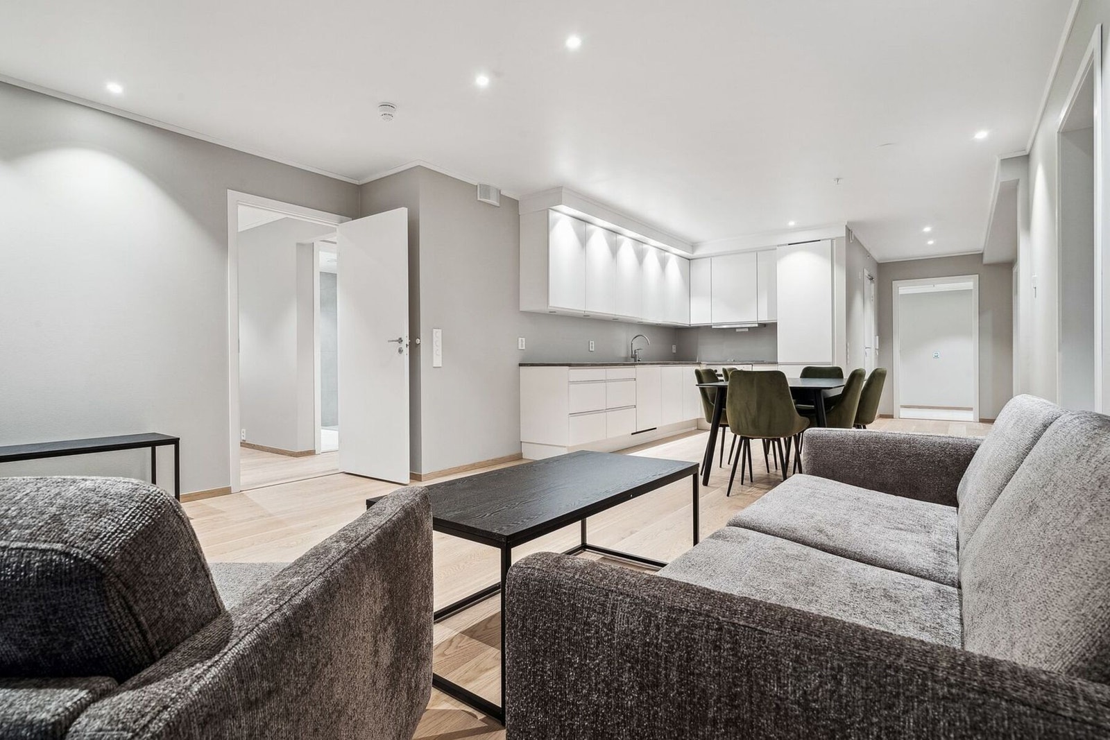 God plass til sittegruppe med flere møbleringsmuligheter. Galleribilde