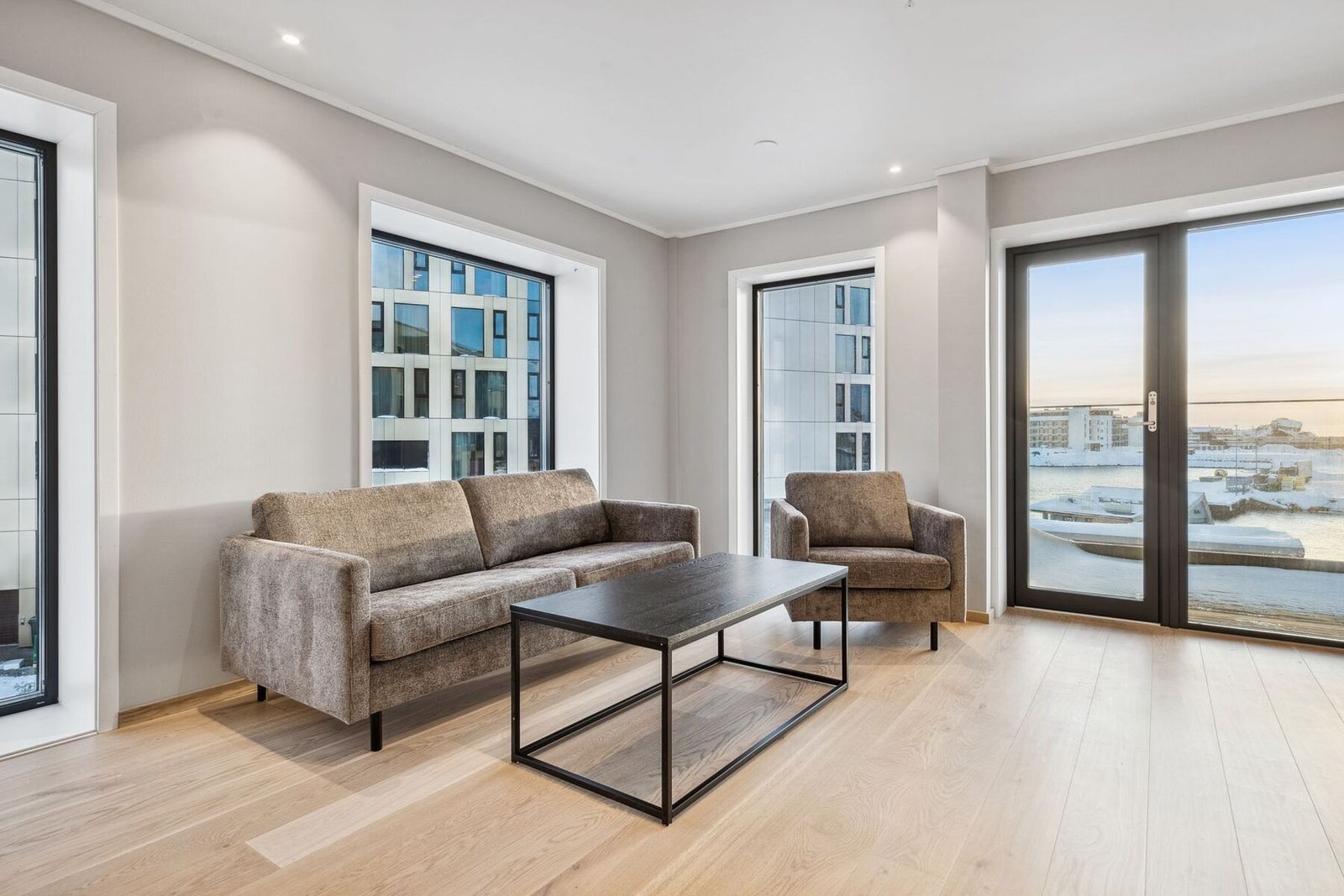 Fin høyde på vinduene som forlenger rommet med utgang til balkongen. Galleribilde