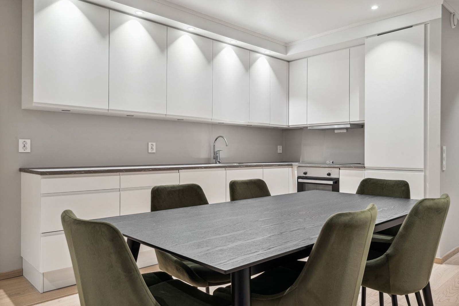 God plass til spisegruppe og stor benkeplass! Stålvask er integrert i benkeplaten. Både praktisk og hygienisk. Galleribilde