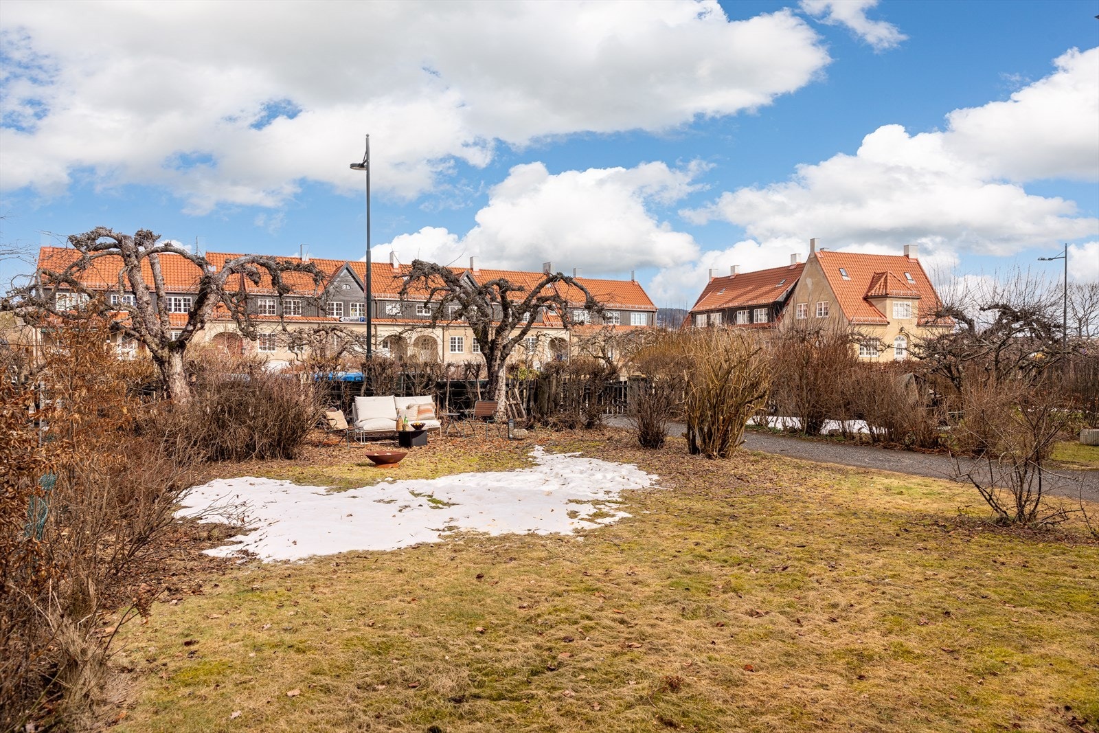 Boligen har to hyggelige hageparseller med direkte utgang fra rekkehuset. Utearealet er av god størrelse, og utgjør en herlig oase på sommerhalvåret. Galleribilde