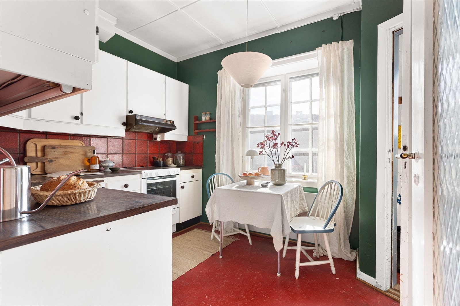 Kjøkkenet ligger i en separat løsning fra resten av stuen. Galleribilde