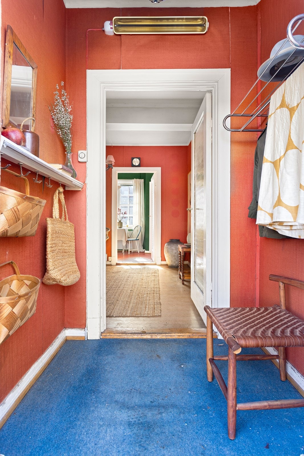 Praktisk entré før man kommer videre inn til hallen. Galleribilde