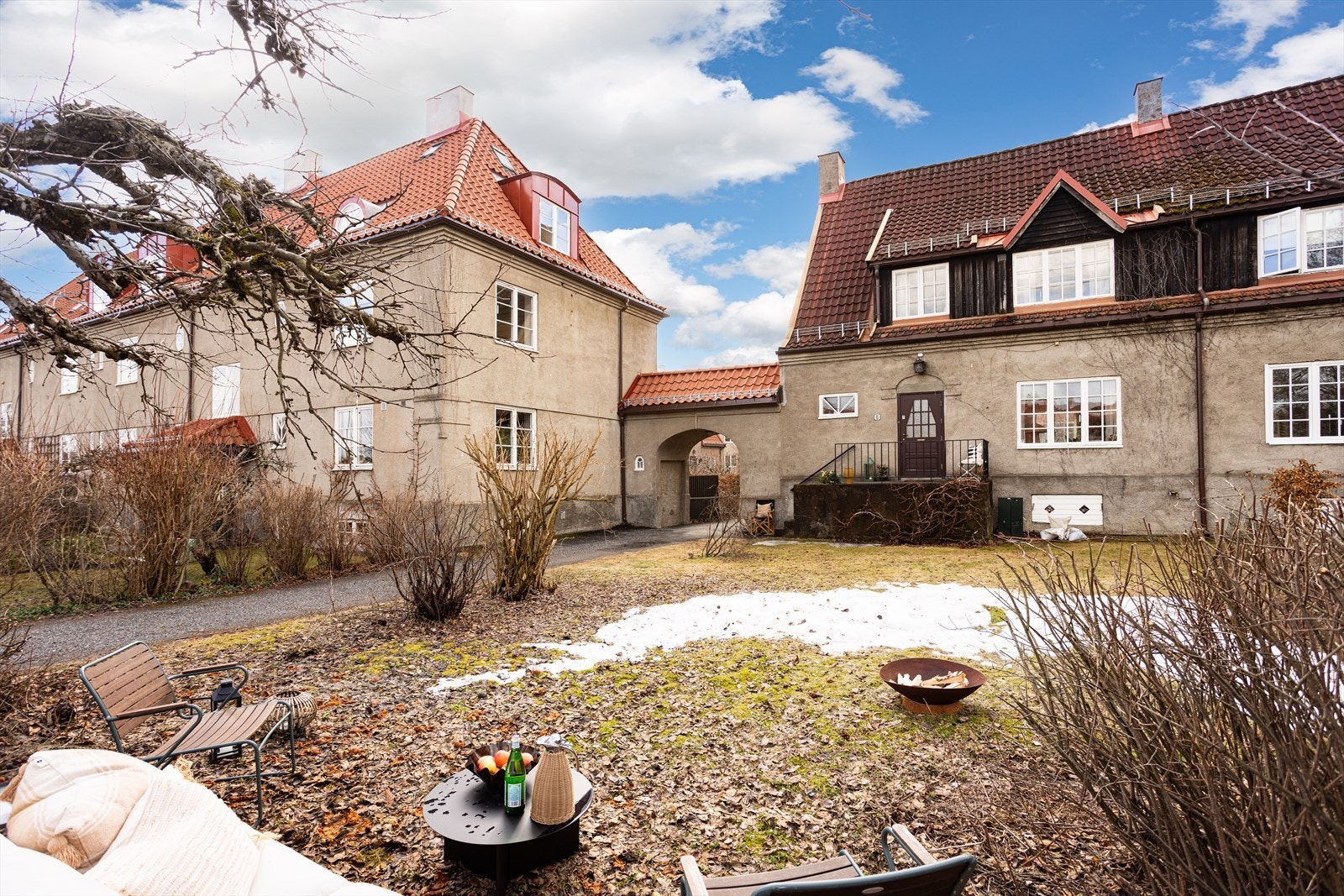 Et unikt og sjeldent enderekkehus med attraktiv beliggenhet i idylliske Ullevål Hageby. Galleribilde