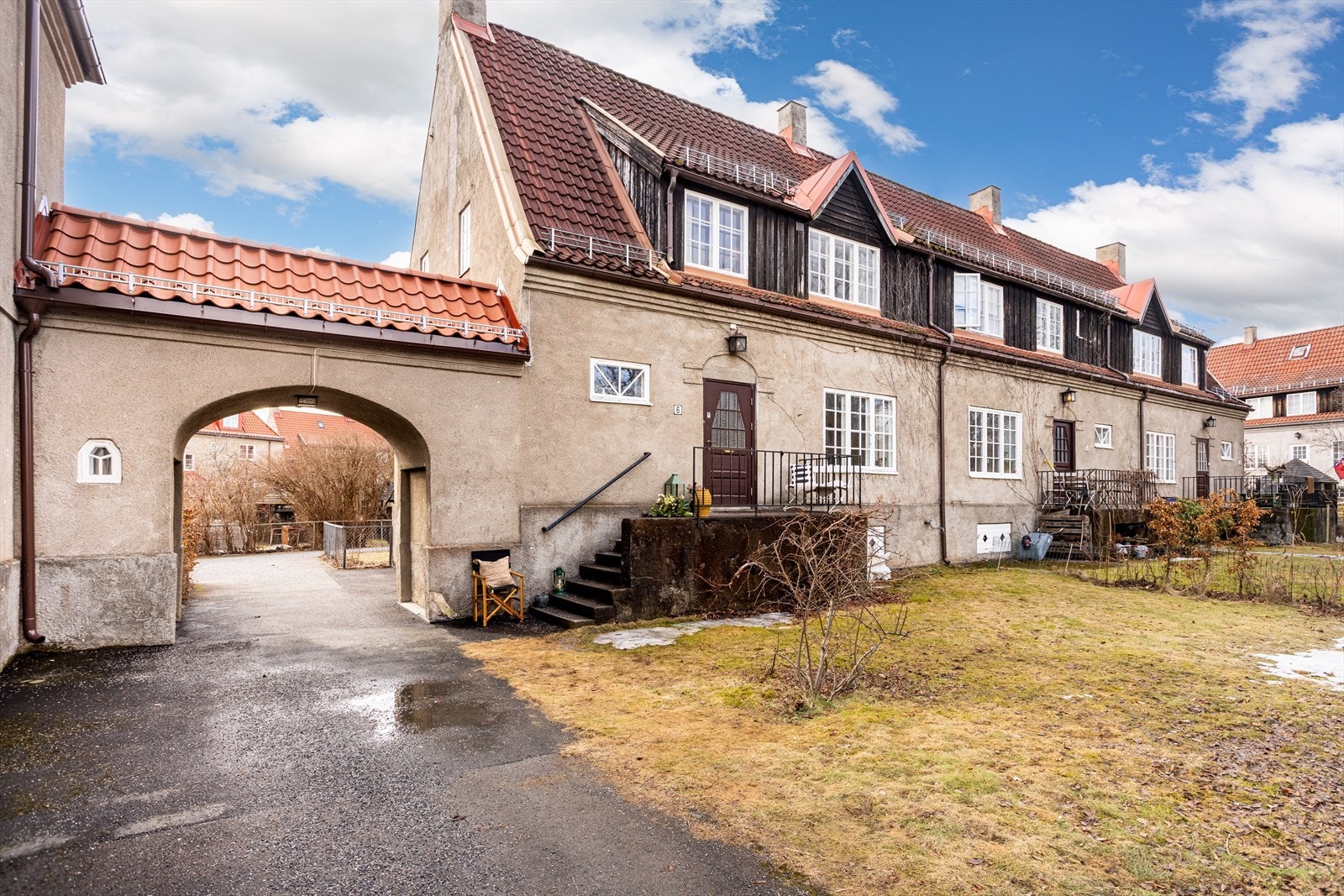 Et spennende enderekkehus med stort potensial som absolutt er verdt en titt. Her bor man meget barnevennlig til med sin egen grønne og frodige oase. I tillegg har man en sjelden nærhet til et yrende byliv. Galleribilde