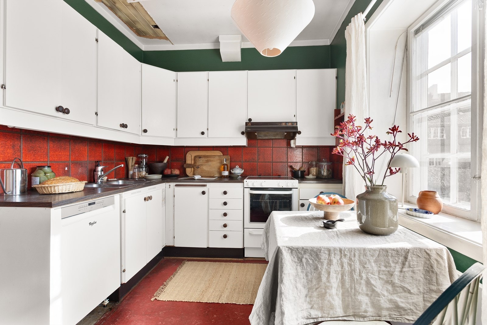 Kjøkkenet har en eldre laminat innredning. Det er en hyggelig plass til spisebord ved vinduet. Galleribilde