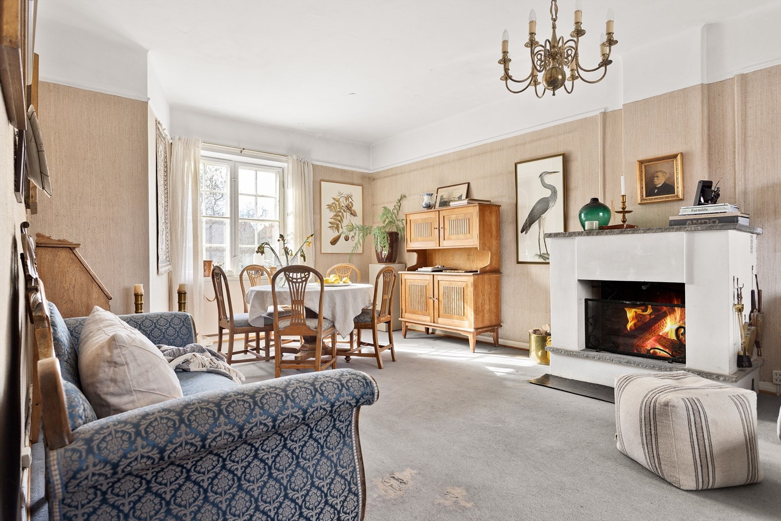 Boligen holder en gjennomgående eldre standard, og har behov for oppussing og modernisering. Galleribilde