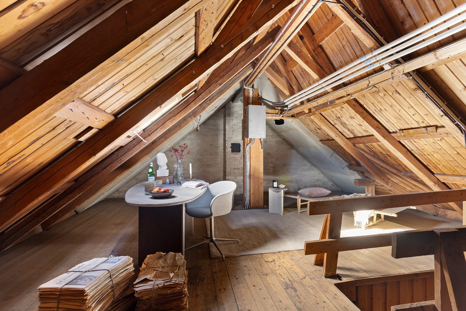 Boligen har i tillegg et stort uinnredet loft på 24 m². Her er det gode lagringsmuligheter og stort potensial. Galleribilde