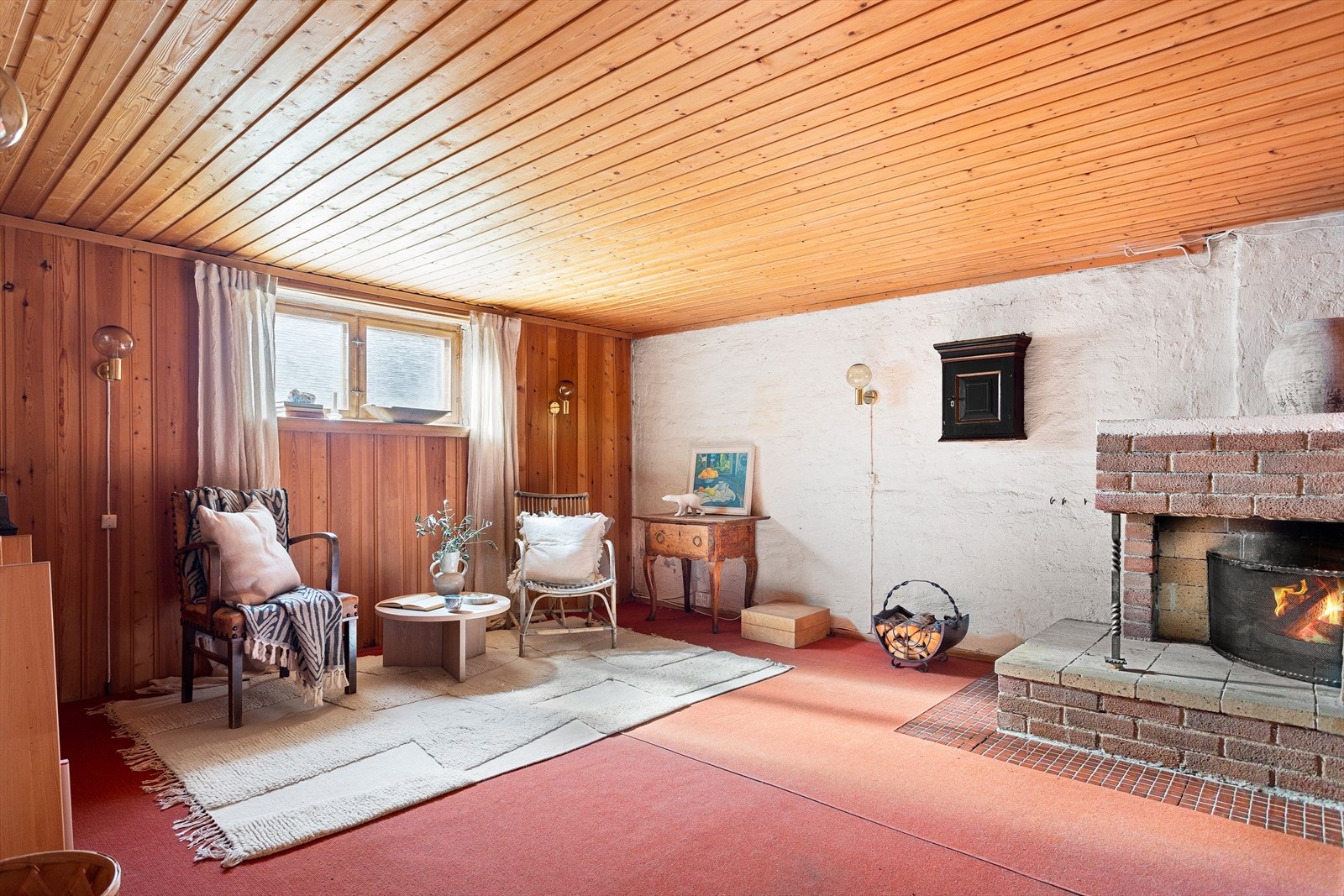 Videre kommer man ned til boligens underetasje. Kjellerstuen har en flott peisovn, og er et hyggelig sted å trekke seg tilbake. Ingen rom i etasjen er godkjent for varig opphold. Galleribilde