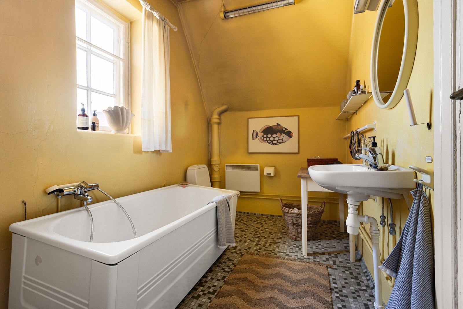 Baderom som består av wc, servant og badekar. Badet må renoveres. Galleribilde