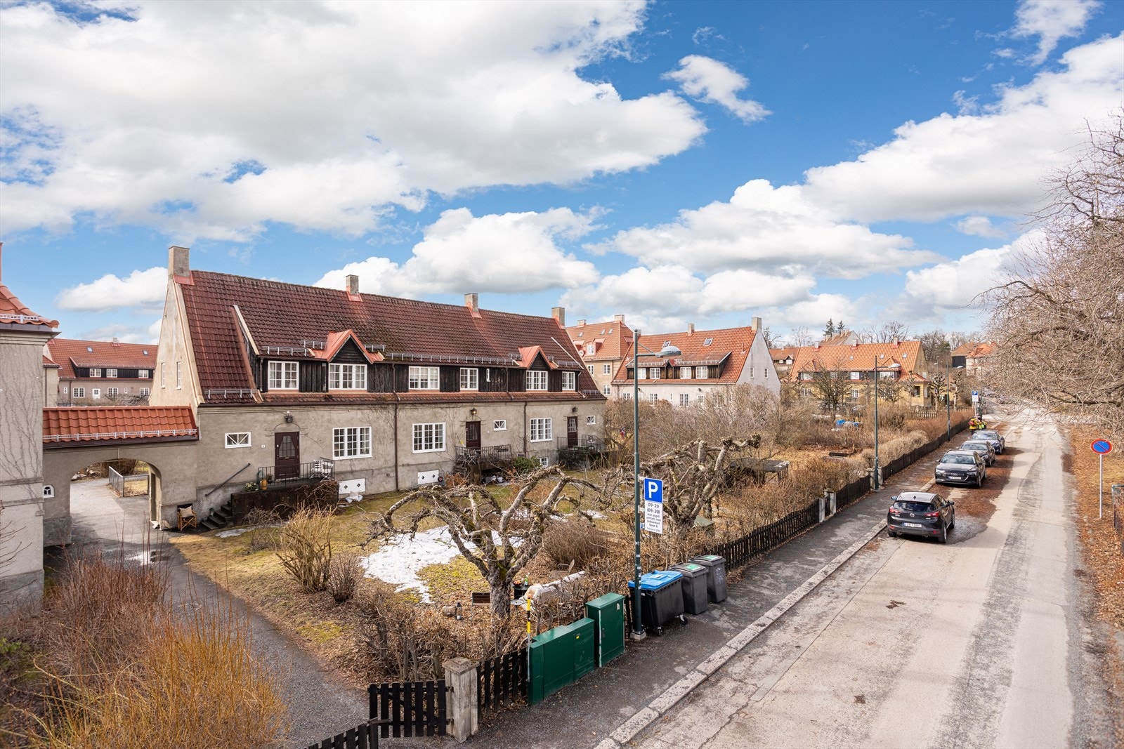 Det er i tillegg kort vei til skoler og barnehagetilbud, servicetilbud og offentlig kommunikasjon. Galleribilde