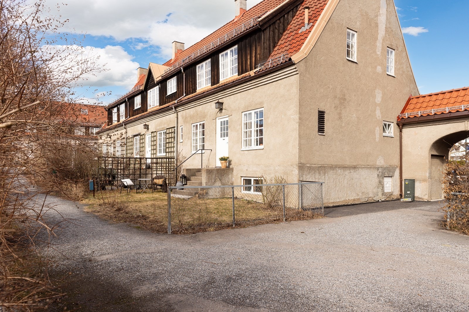 Eiendommen har en fantastisk intern beliggenhet i Hagebyen med nærhet til Langliaparken, vakre Damplassen og grøntareal i Harald Hals' park med tennisbane. Galleribilde