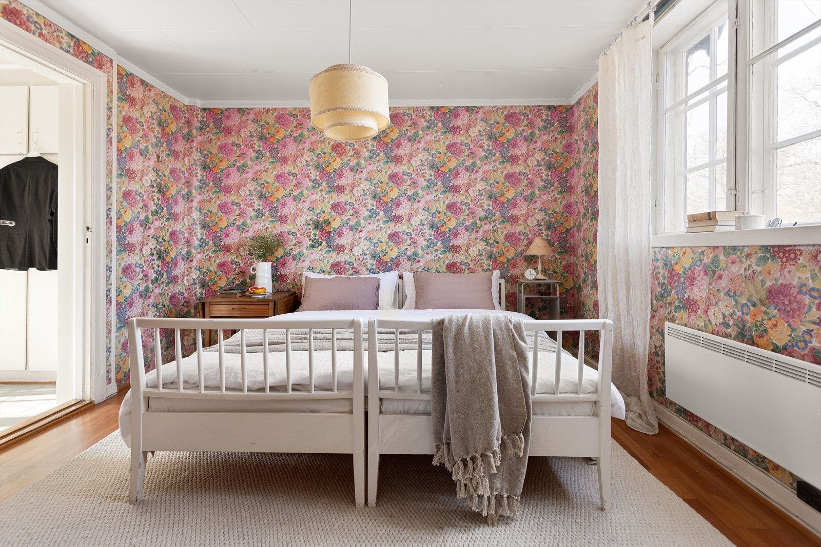 Hovedsoverommer er av god størrelse med plass til dobbeltseng og tilhørende møblement på hver side. Galleribilde