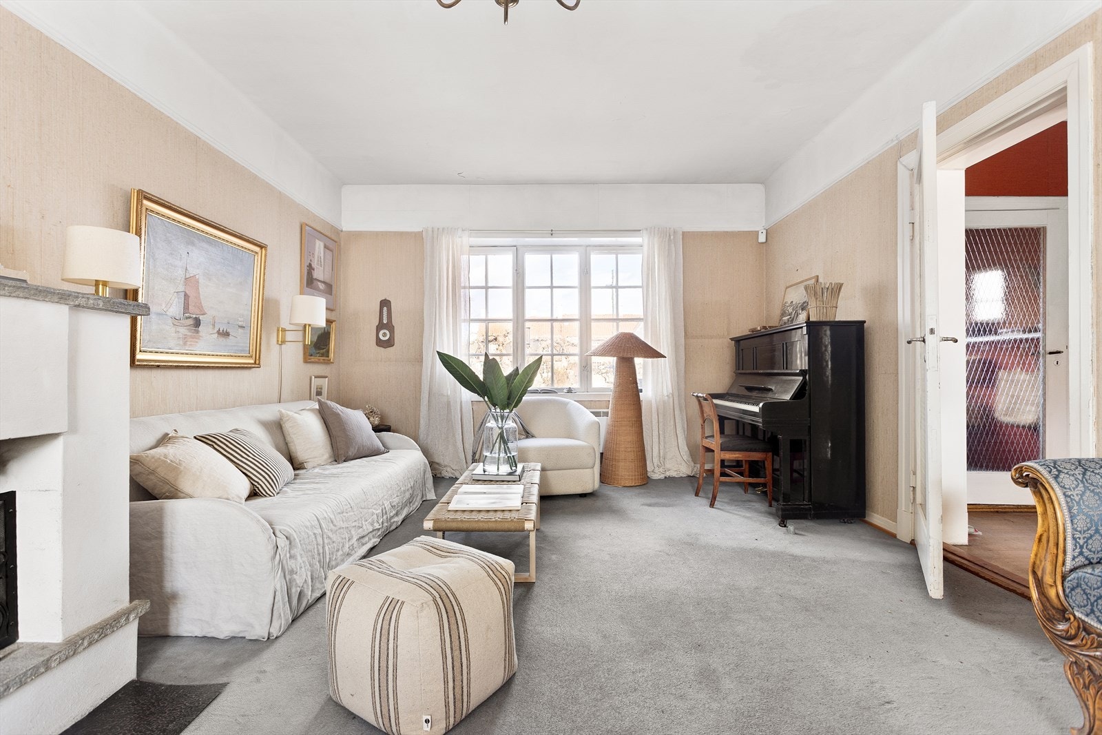 Stuen oppleves lys og luftig med store vindusflater som slipper inn rikelig med naturlig sollys. Galleribilde