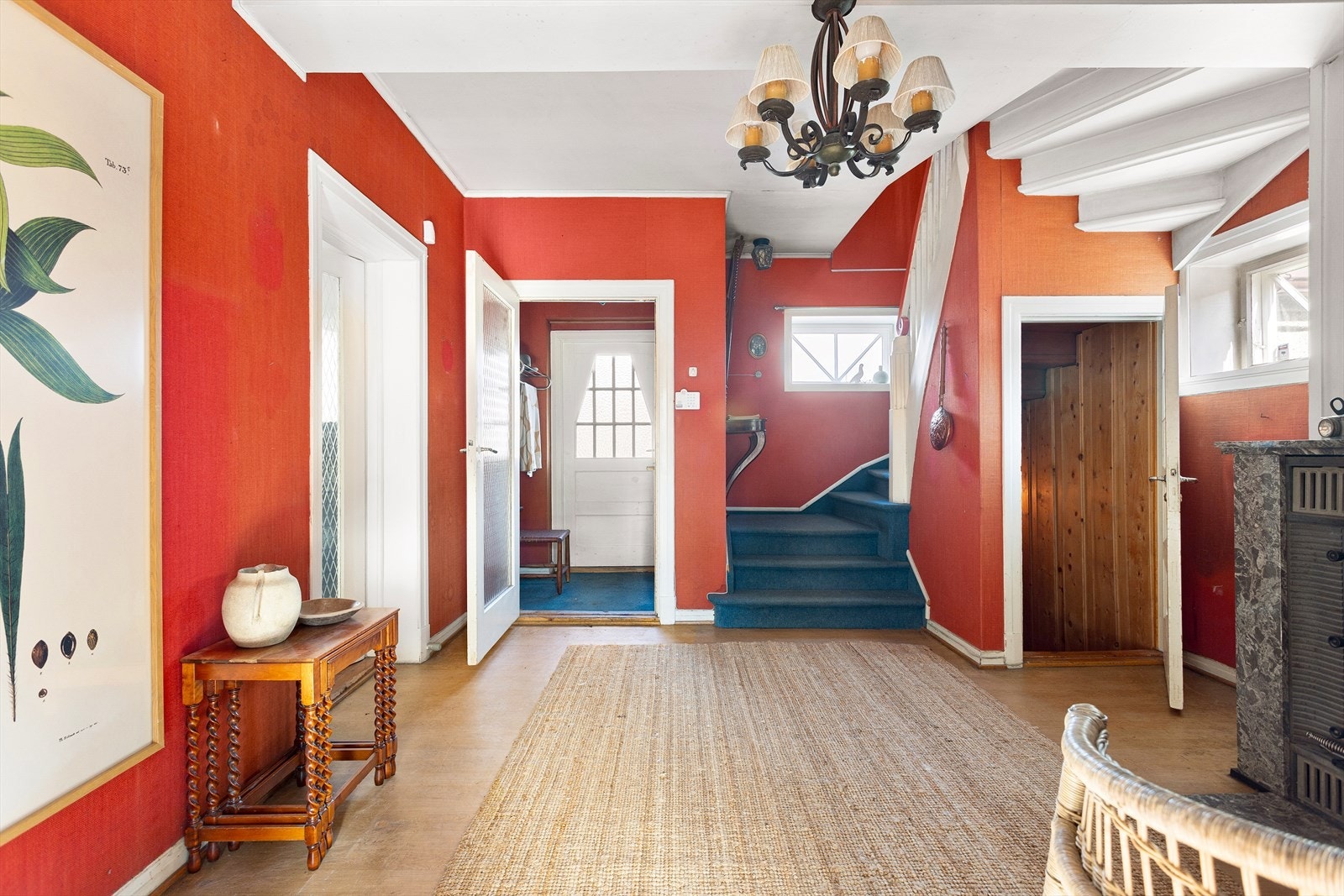 Stor hall/gang med en klassisk kamin og god plass til diverse innredning. Galleribilde