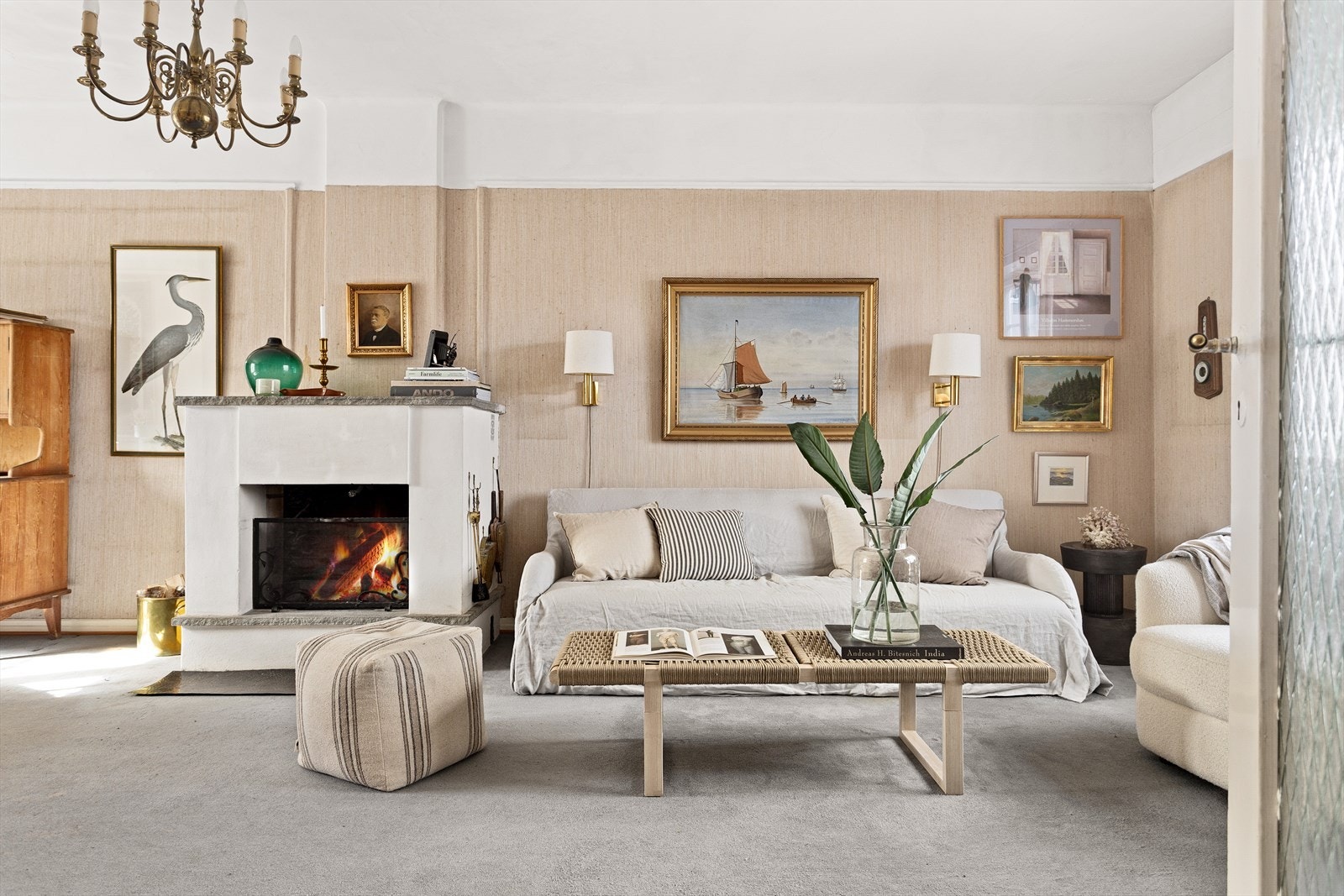 Midt i rommet er det en flott og stemningsfull peisovn. Galleribilde