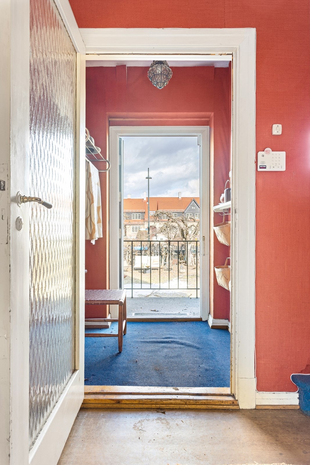 Det er god plass til oppbevaring av sko og yttertøy både i entréen og i hallen. Galleribilde