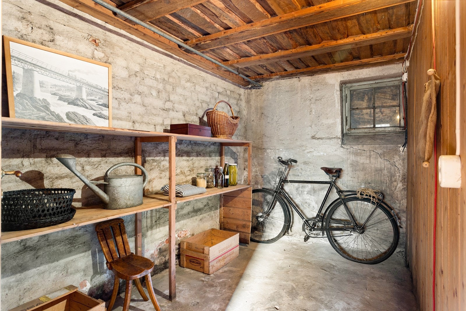 Boligen har rikelig med lagringsplass i flere boder i underetasjen. Galleribilde