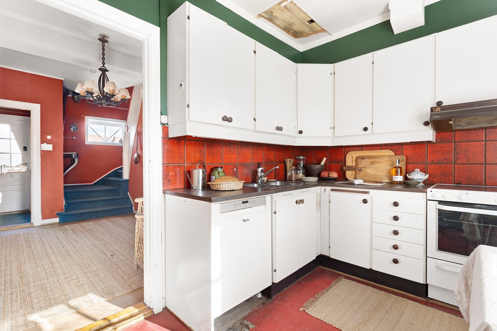 Kjøkkenet er utstyrt med nedfelt kum og fliser over benk. Det er kjøkkenventilator med avtrekk ut. Galleribilde