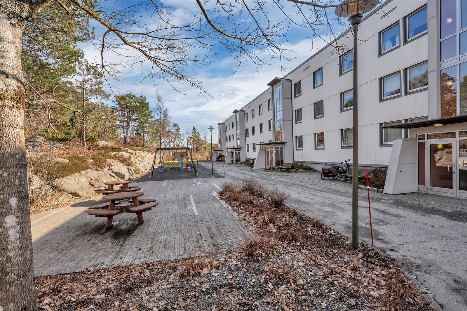 Hyggelig uteområde med platting og benker Galleribilde
