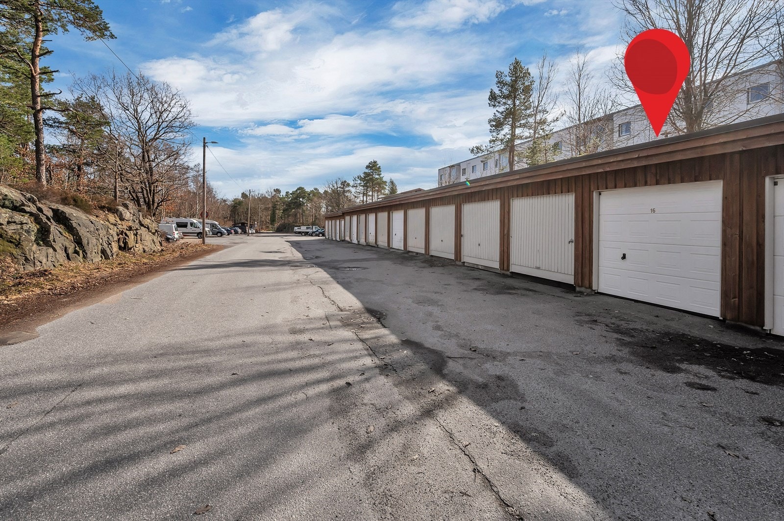 Garasje i rekke like ved Galleribilde