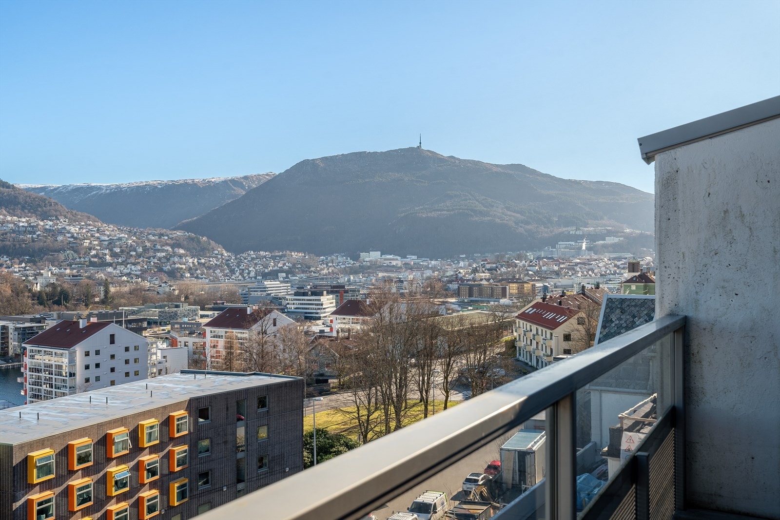 I tillegg til byfjorden, ser man også Ulriken. Galleribilde