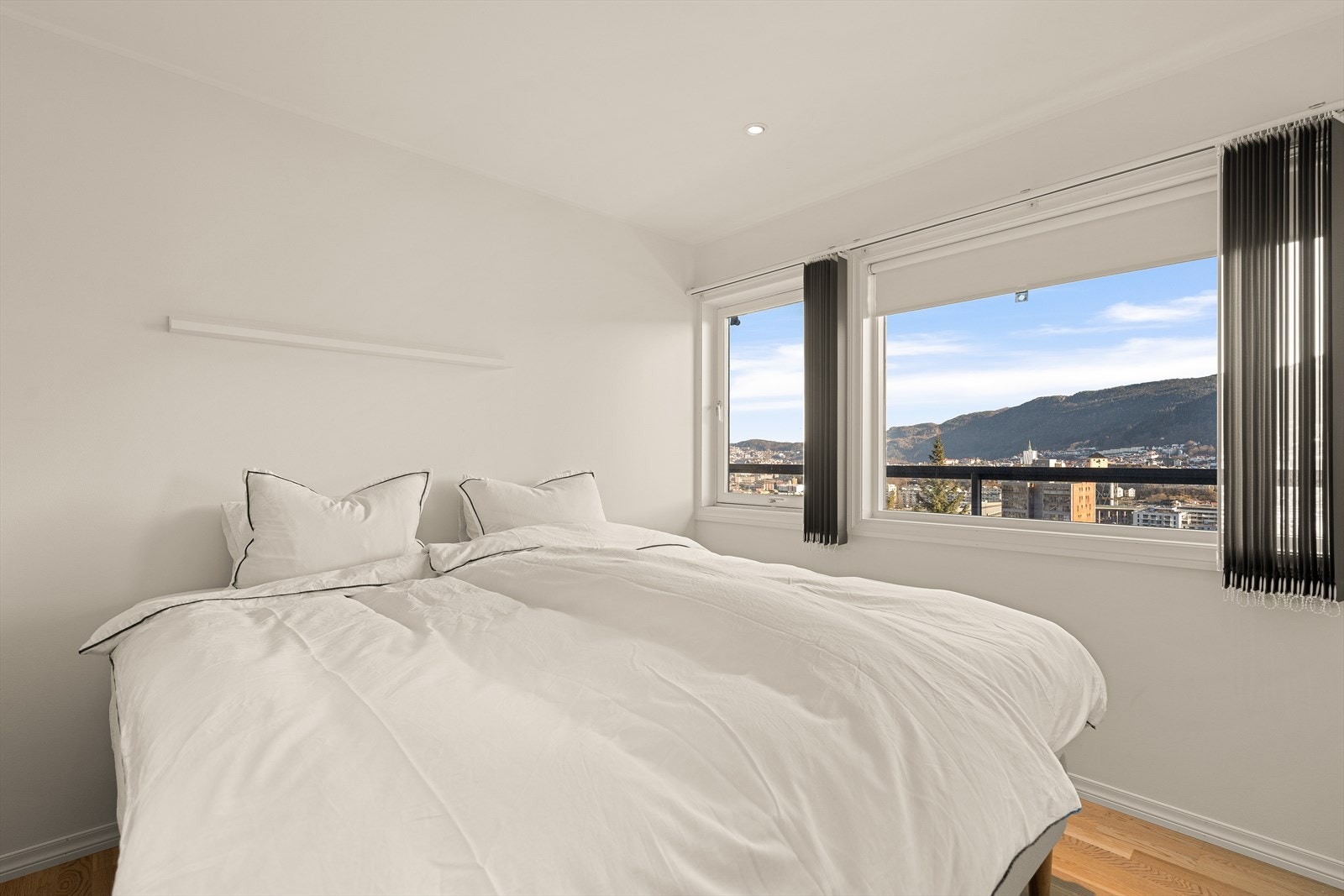 På soverommet våkner man til en nydelig utsikt over Bergen og byfjellene. Galleribilde