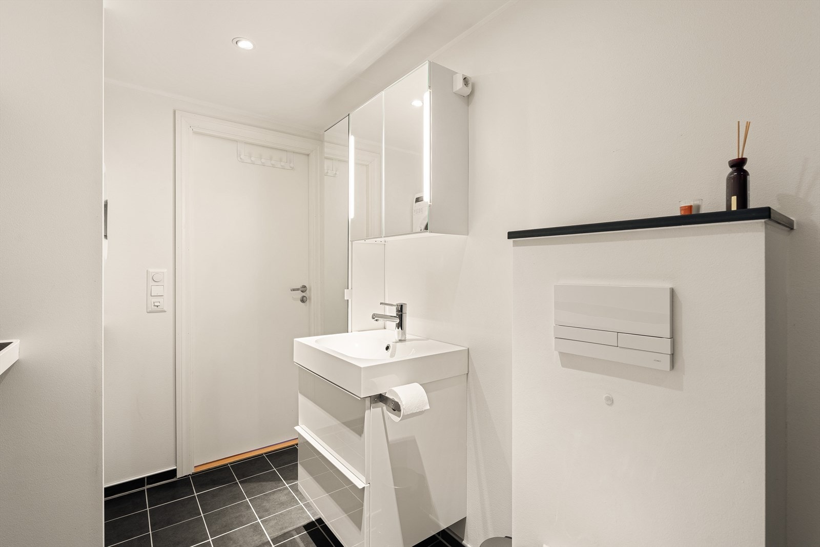 Badet har varmekabler i gulv og downlights i taket. Galleribilde